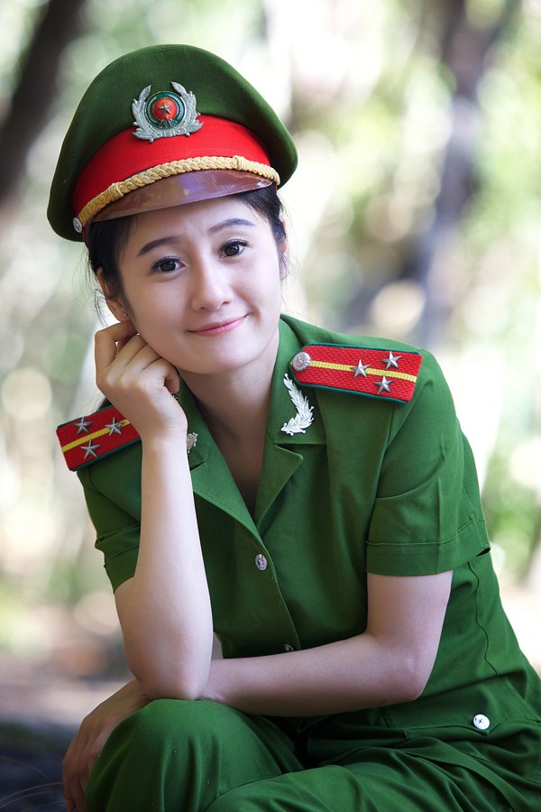 Diễn viên trẻ Hoàng Thu duyên dáng làm nữ dân quân - ảnh 7